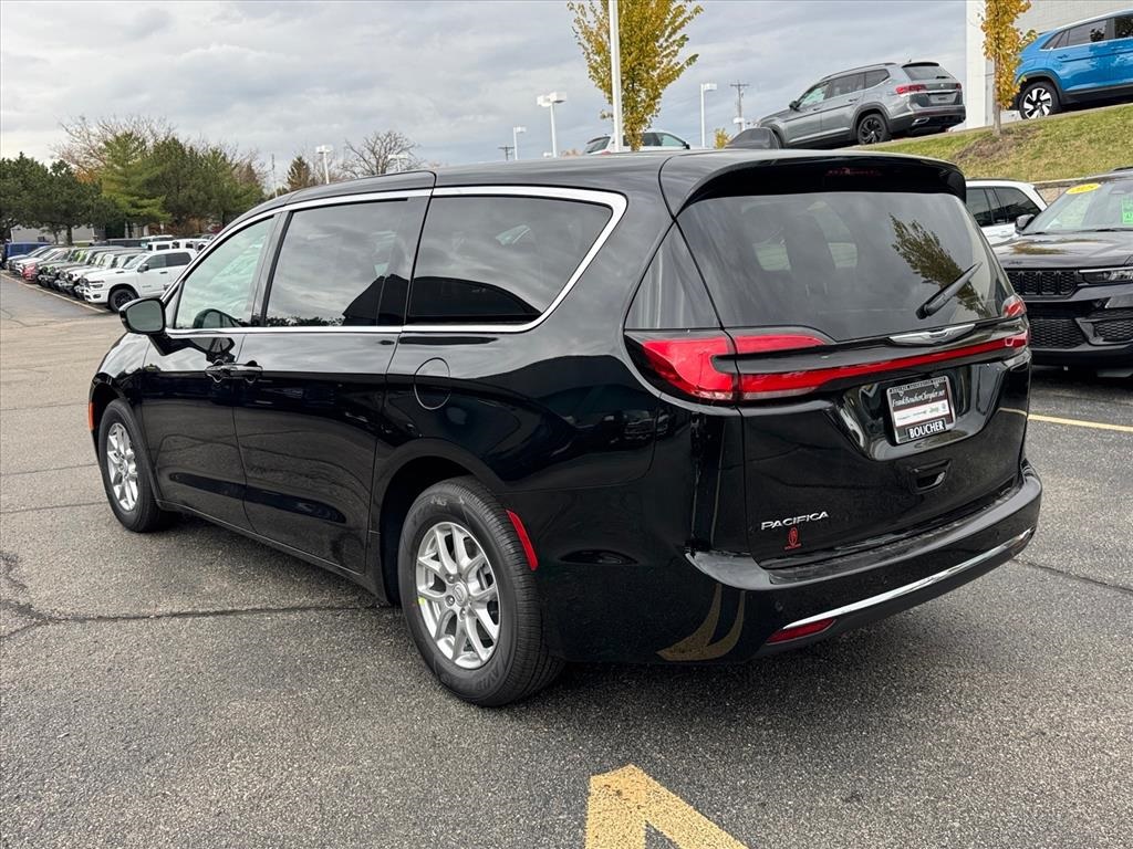 2026 Chrysler Pacifica photo 4