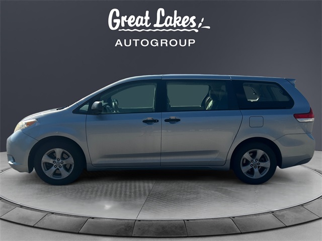 2011 Toyota Sienna Base photo 2