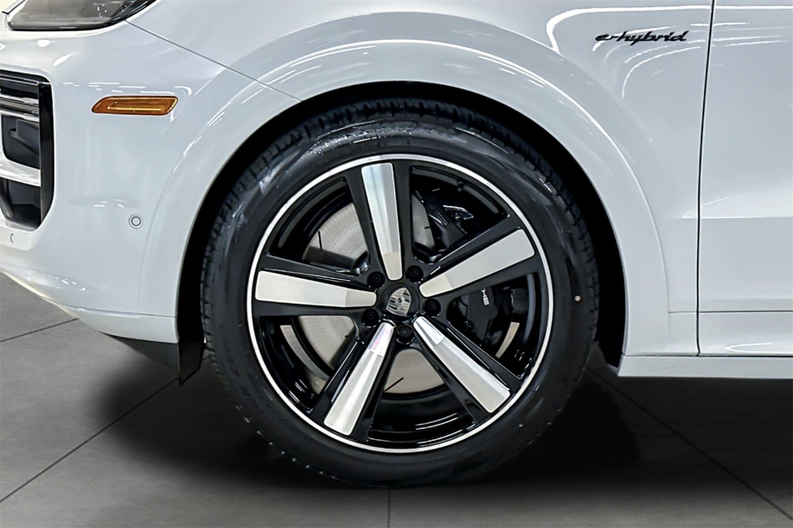 2025 Porsche Cayenne Turbo E-Hybrid photo 12