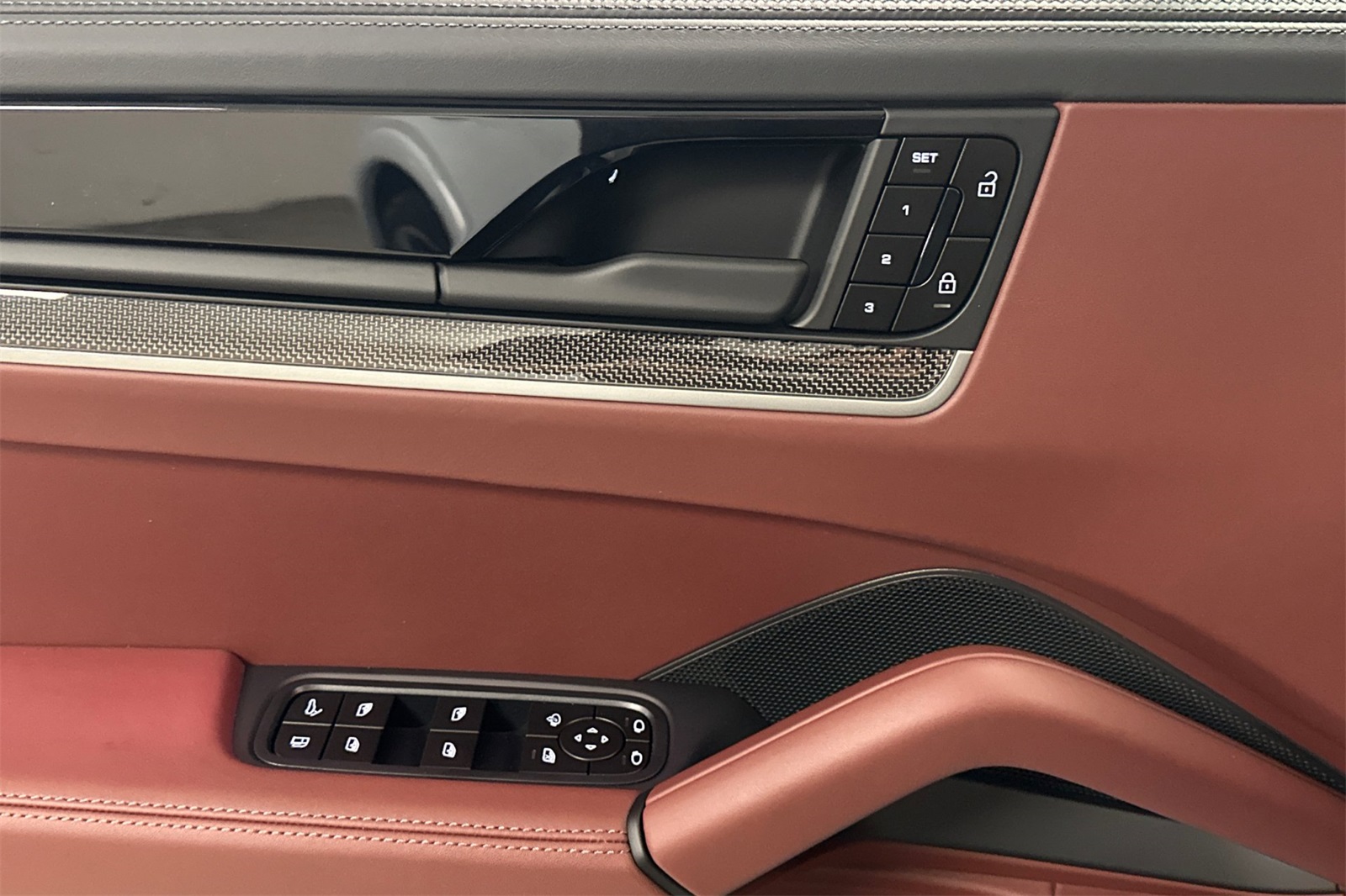 2025 Porsche Cayenne Turbo E-Hybrid photo 13