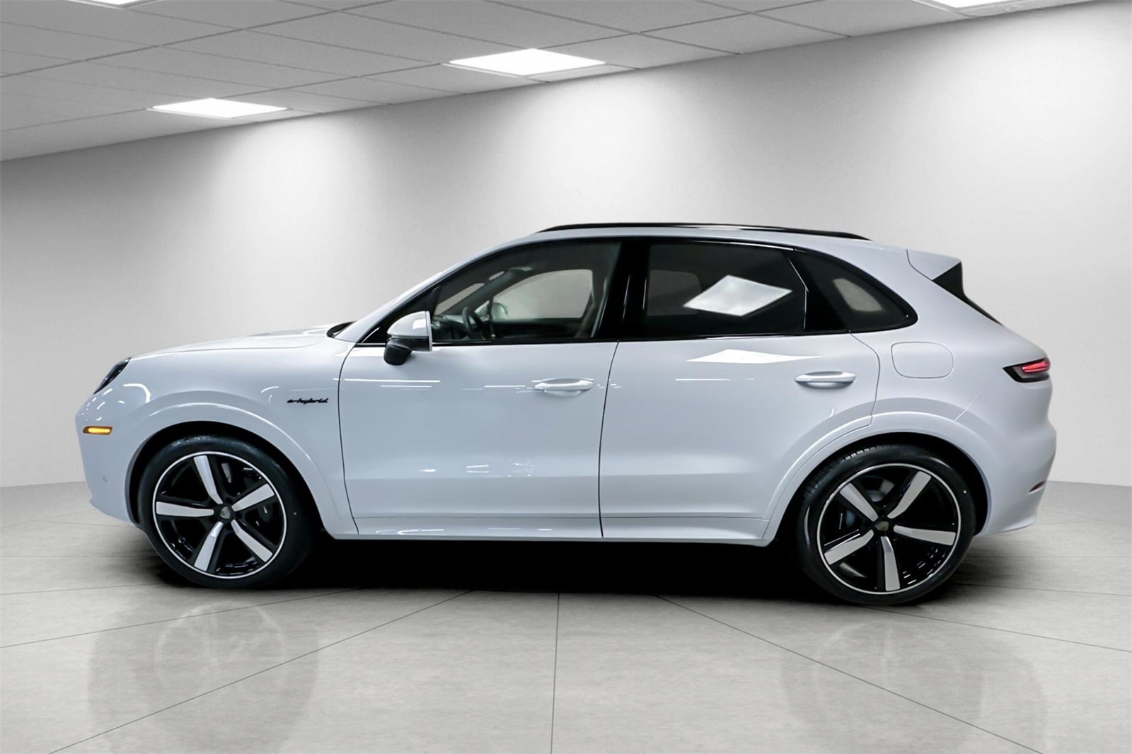 2025 Porsche Cayenne Turbo E-Hybrid photo 2