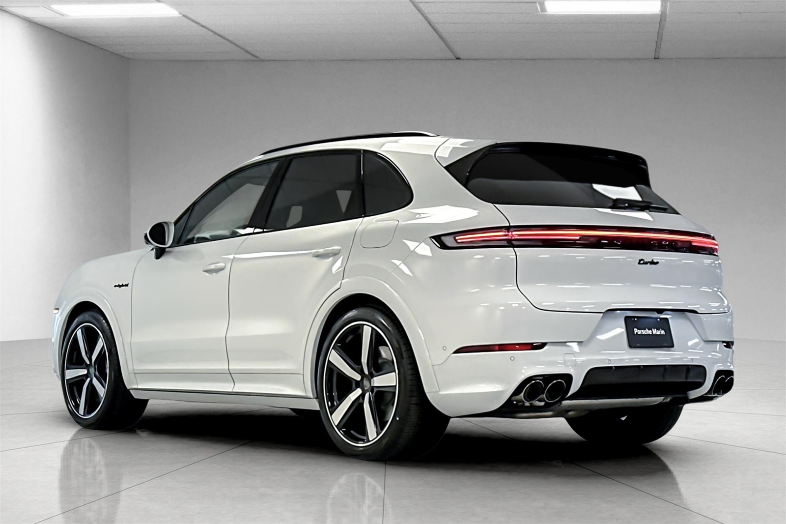 2025 Porsche Cayenne Turbo E-Hybrid photo 3