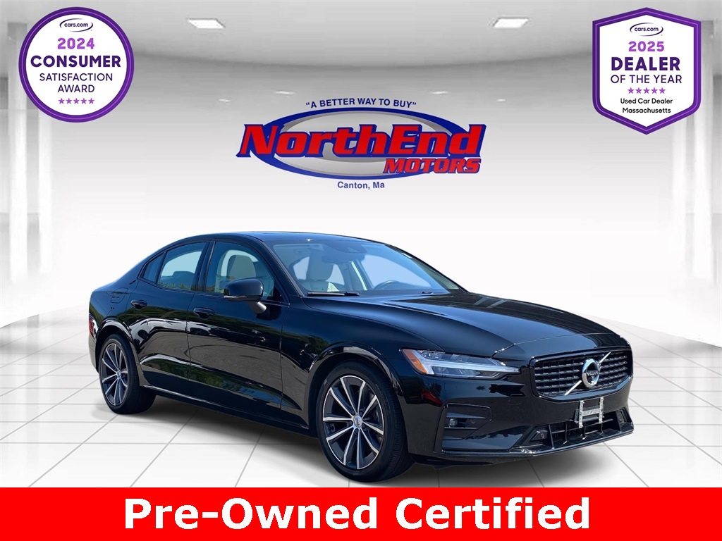 2022 Black Volvo S60 B5 Momentum Sedan