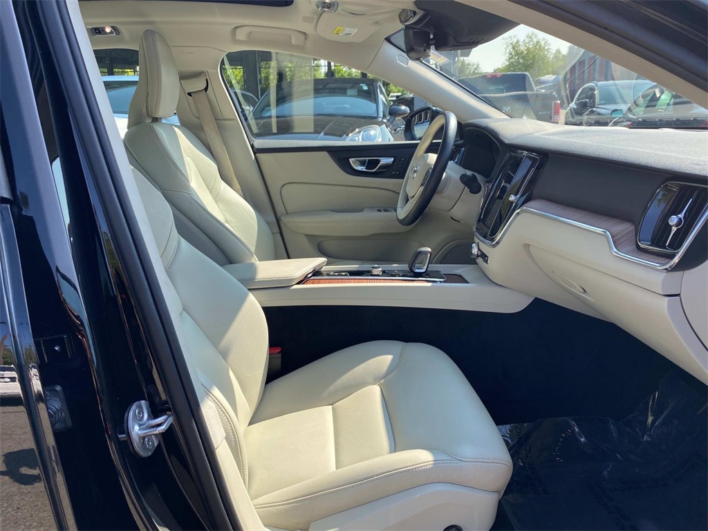 2022 Black Volvo S60 B5 Momentum FWD Sedan
