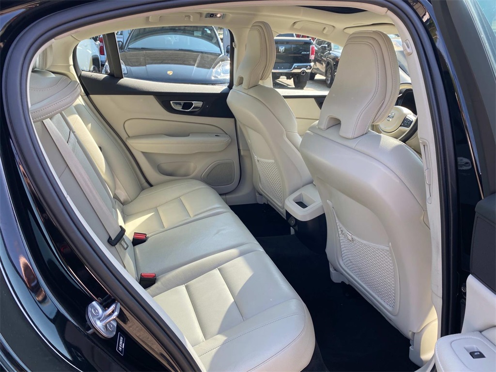 2022 Black Volvo S60 B5 Momentum FWD Sedan