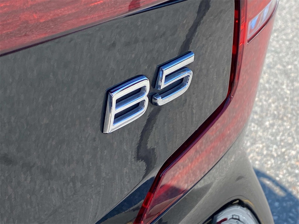 2022 Black Volvo S60 B5 Momentum FWD Sedan