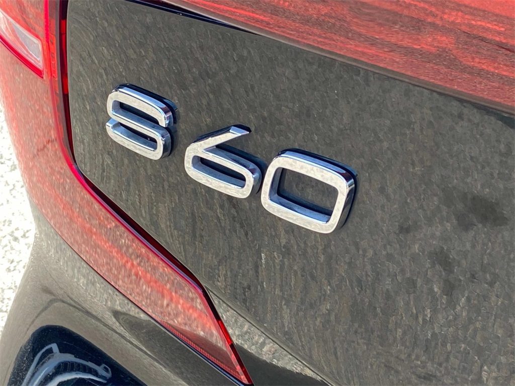 2022 Black Volvo S60 B5 Momentum FWD Sedan