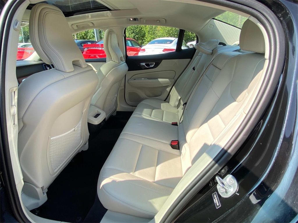 2022 Black Volvo S60 B5 Momentum FWD Sedan