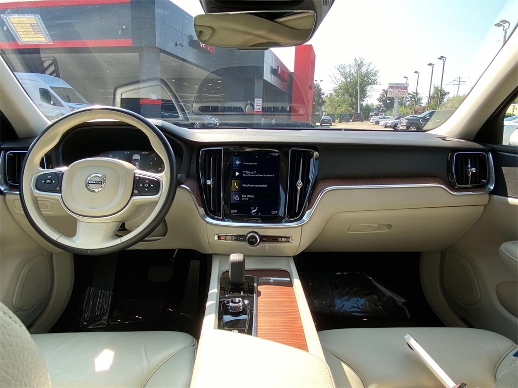 2022 Black Volvo S60 B5 Momentum FWD Sedan