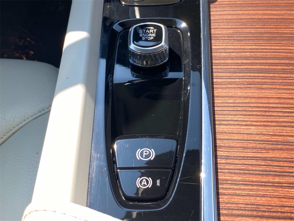 2022 Black Volvo S60 B5 Momentum FWD Sedan