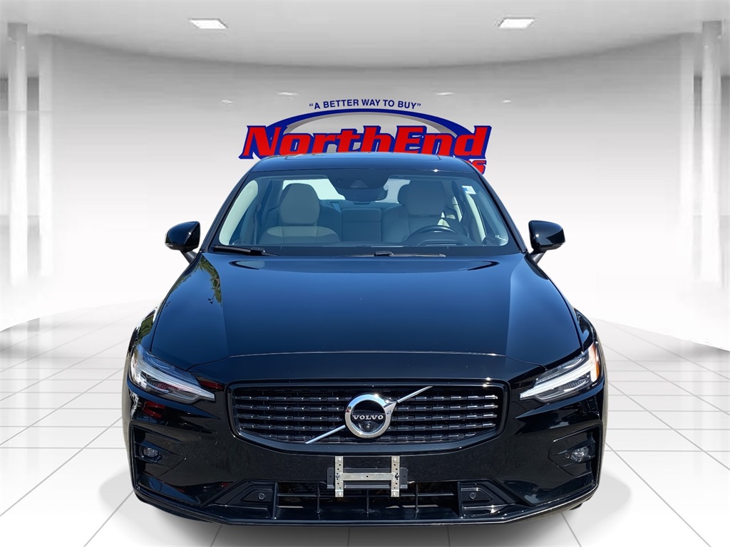 2022 Black Volvo S60 B5 Momentum FWD Sedan