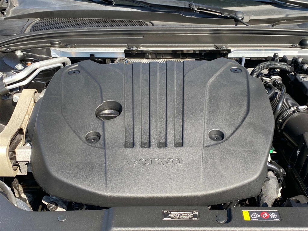 2022 Black Volvo S60 B5 Momentum FWD Sedan