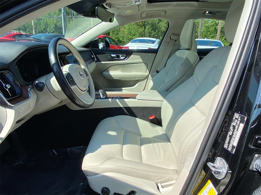 2022 Black Volvo S60 B5 Momentum FWD Sedan