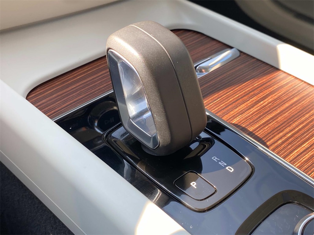 2022 Black Volvo S60 B5 Momentum FWD Sedan