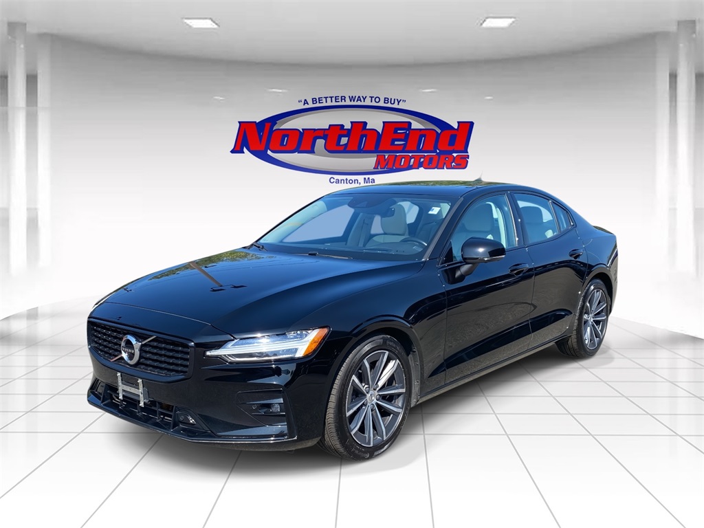 2022 Black Volvo S60 B5 Momentum FWD Sedan