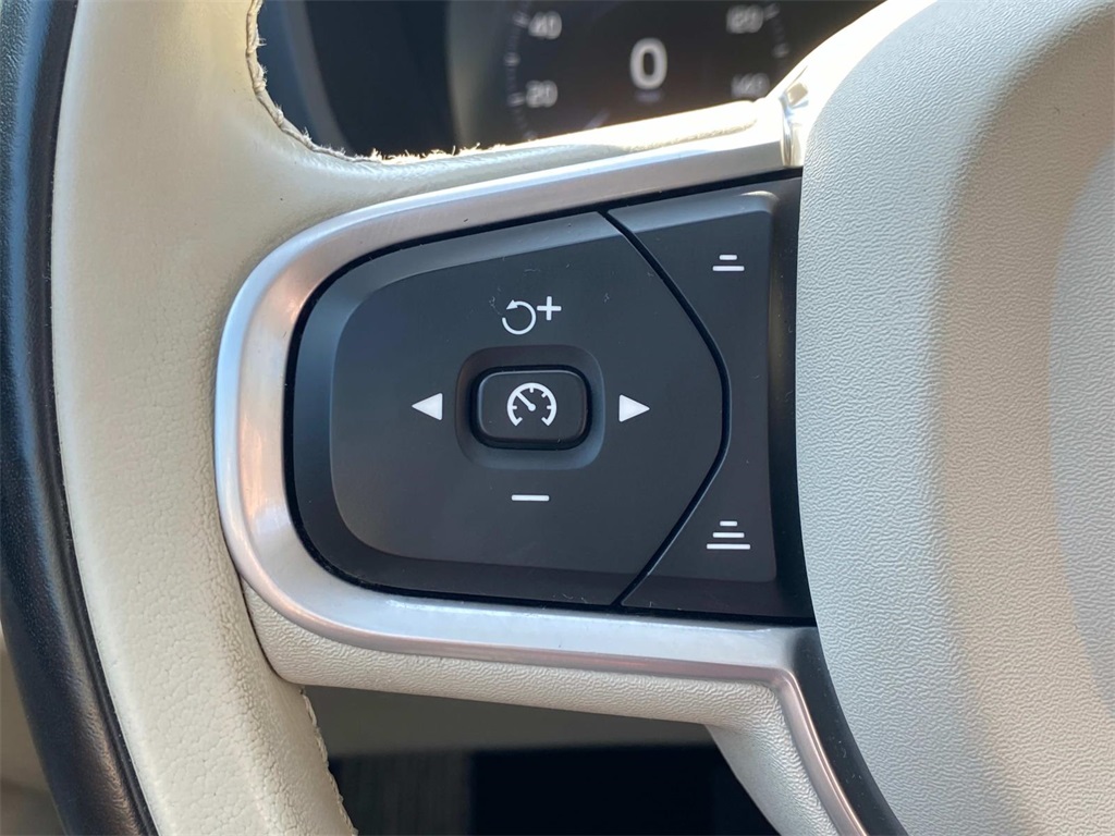 2022 Black Volvo S60 B5 Momentum FWD Sedan