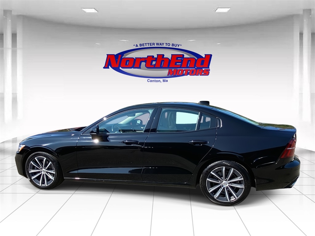 2022 Black Volvo S60 B5 Momentum FWD Sedan