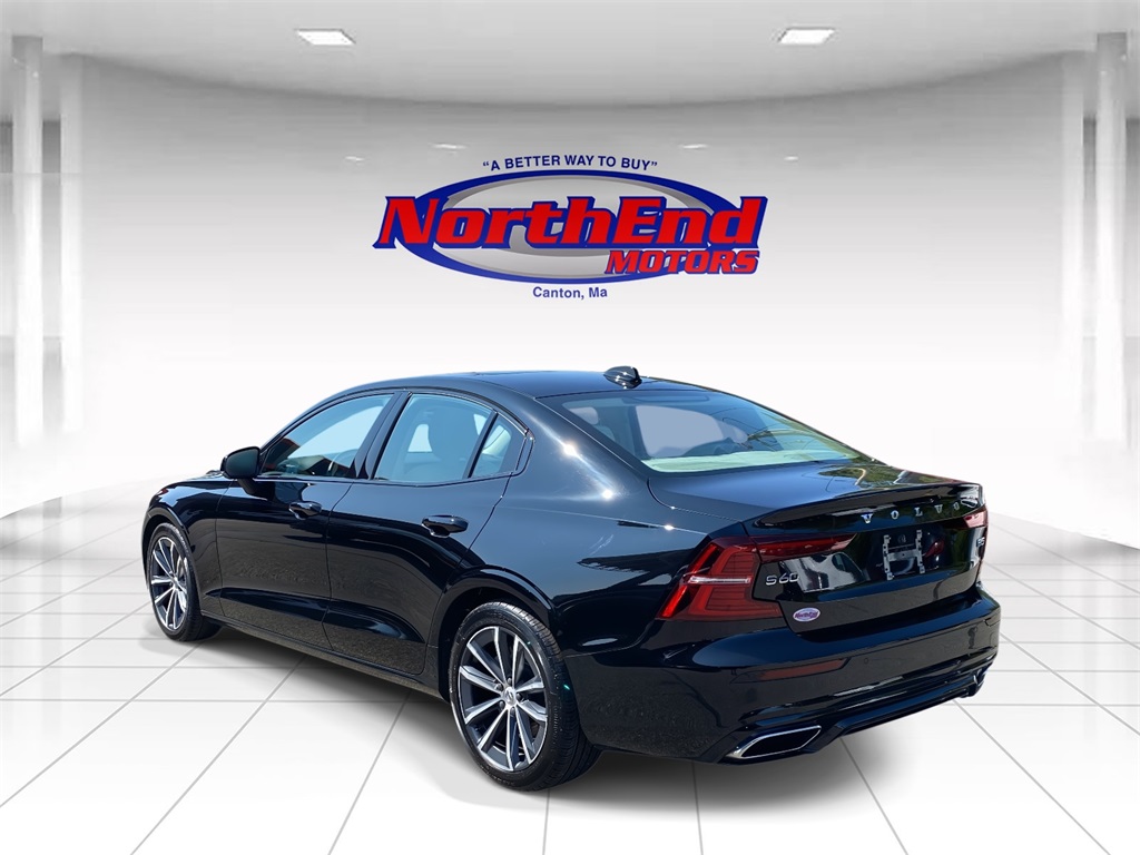 2022 Black Volvo S60 B5 Momentum FWD Sedan