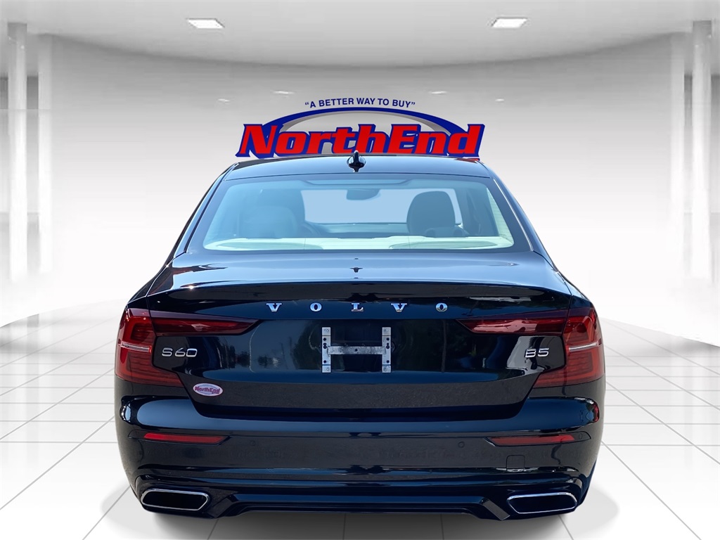 2022 Black Volvo S60 B5 Momentum FWD Sedan