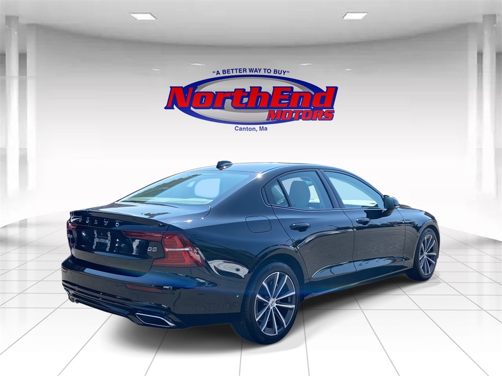 2022 Black Volvo S60 B5 Momentum FWD Sedan