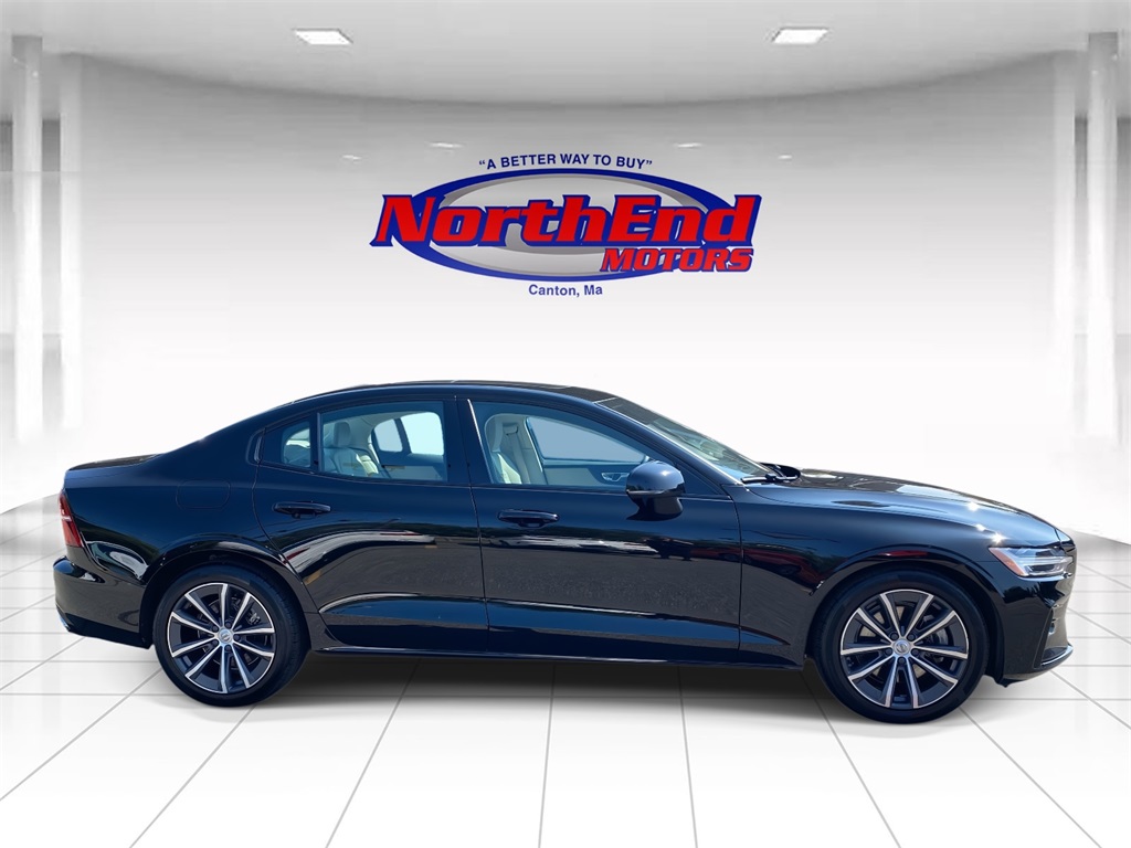2022 Black Volvo S60 B5 Momentum FWD Sedan
