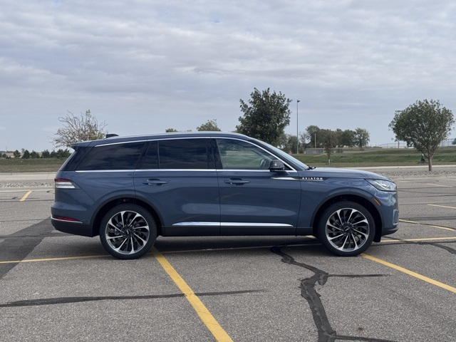2025 Lincoln Aviator Reserve photo 2