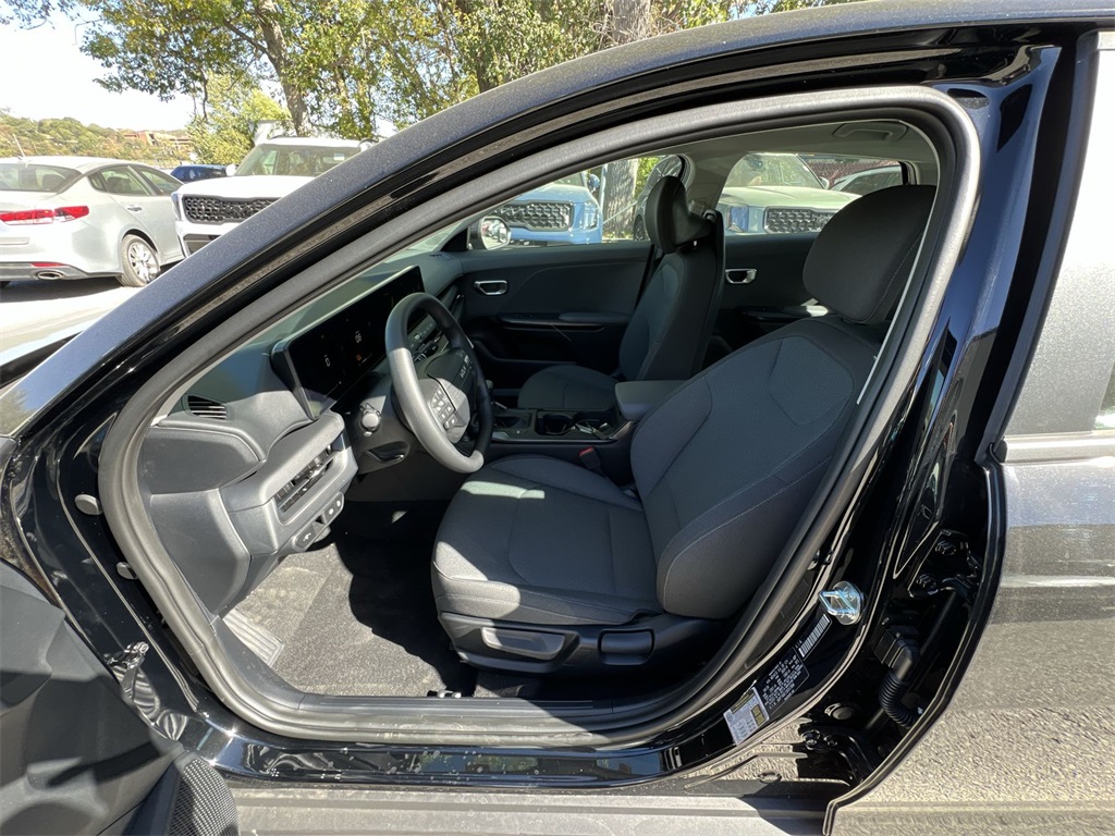 2025 Kia K4 LXS photo 11