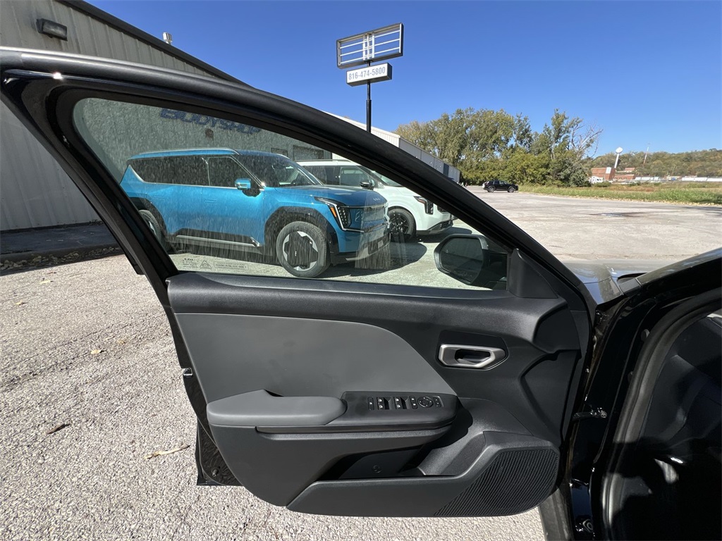 2025 Kia K4 LXS photo 13