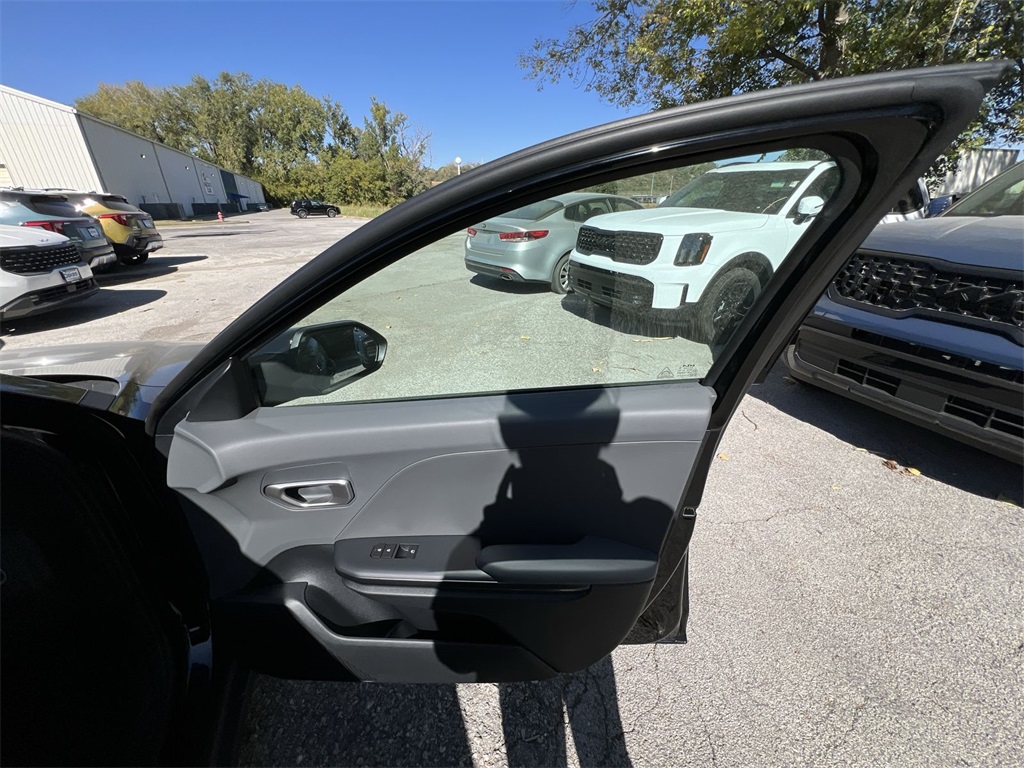2025 Kia K4 LXS photo 33