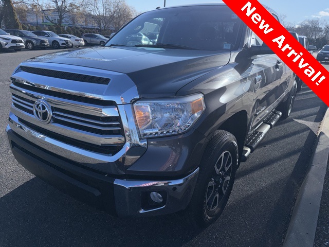 2016 Toyota Tundra SR5's photo
