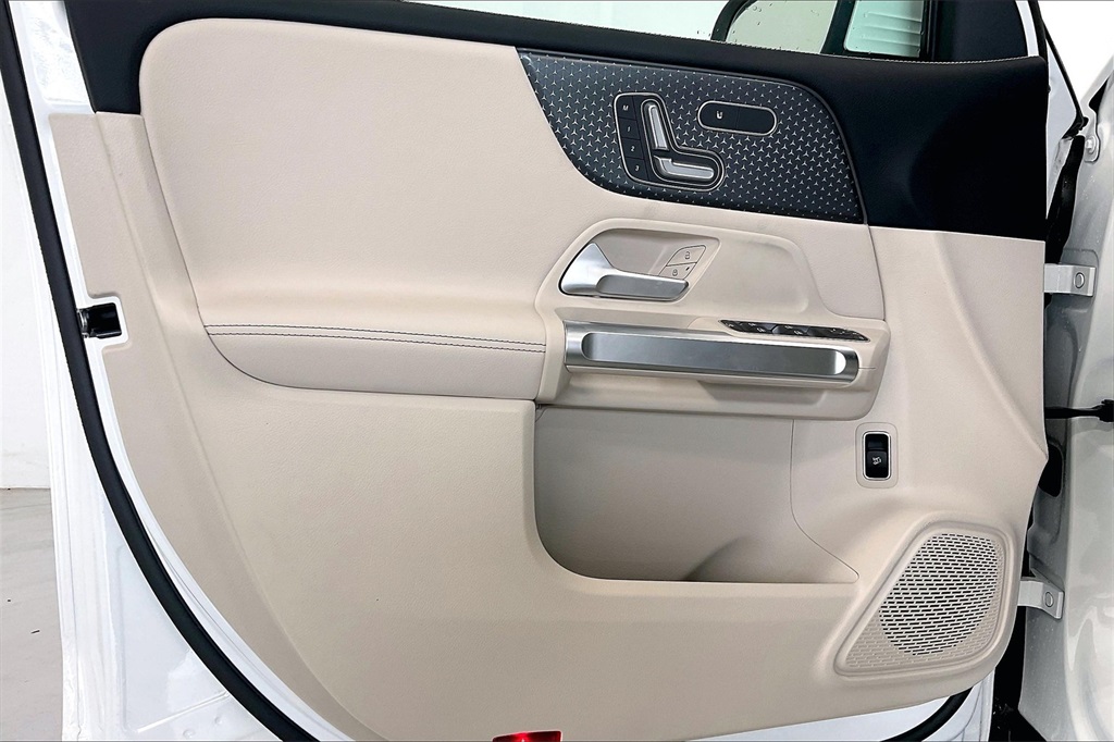 2025 Mercedes Benz GLB 250 photo 10