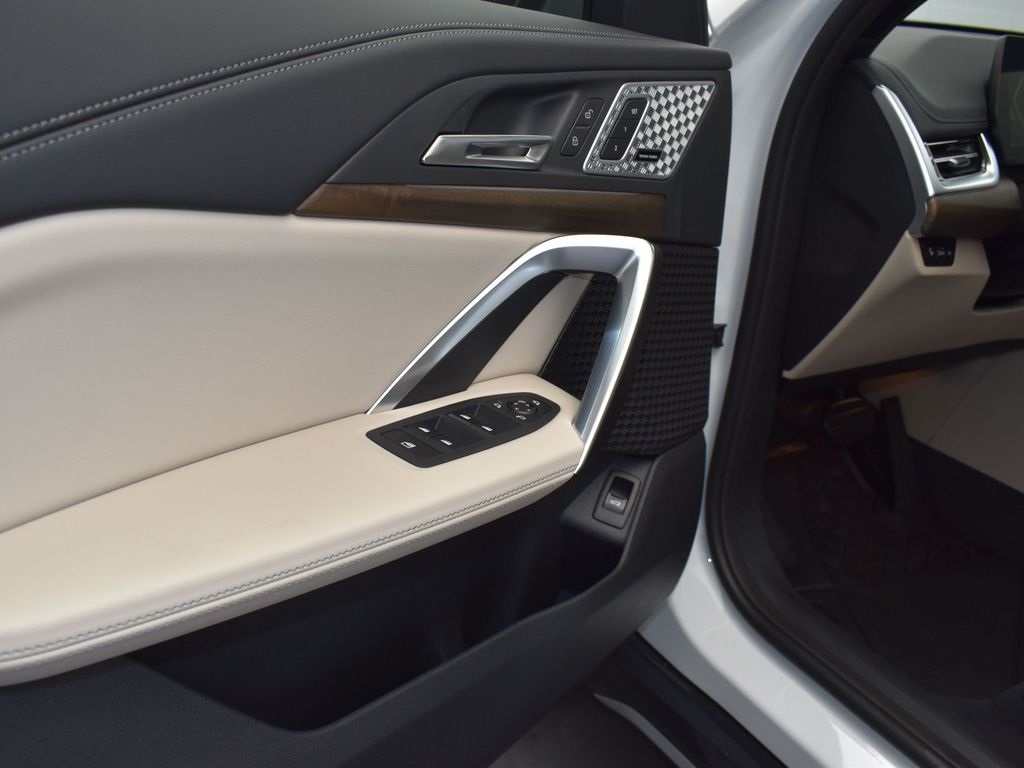 2025 Mineral White Metallic BMW X1 xDrive28i AWD SUV