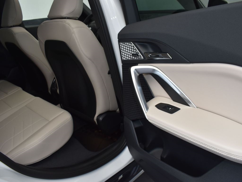 2025 Mineral White Metallic BMW X1 xDrive28i AWD SUV