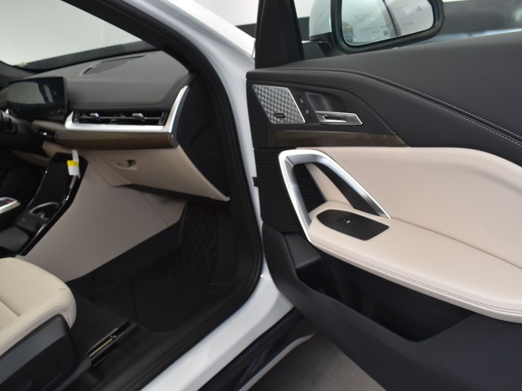 2025 Mineral White Metallic BMW X1 xDrive28i AWD SUV