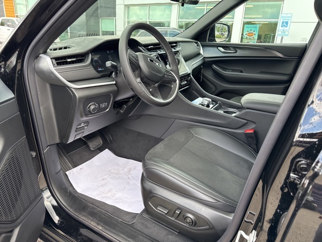 2025 Jeep Grand Cherokee Altitude photo 14
