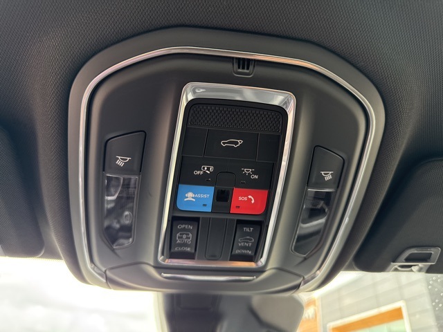 2025 Jeep Grand Cherokee Altitude photo 28