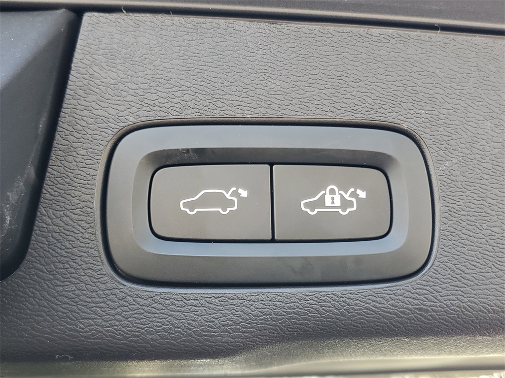 used 2023 Volvo XC60 car, priced at $31,795