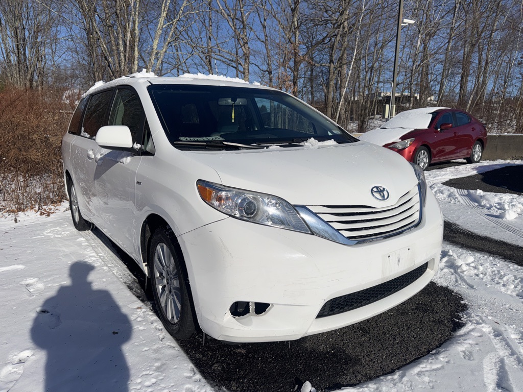 2017 Toyota Sienna LE's photo