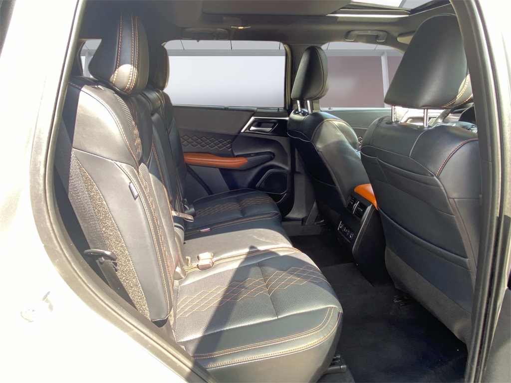 2024 Alloy Silver Metallic/Black Roof Mitsubishi Outlander SEL 4X4 SUV