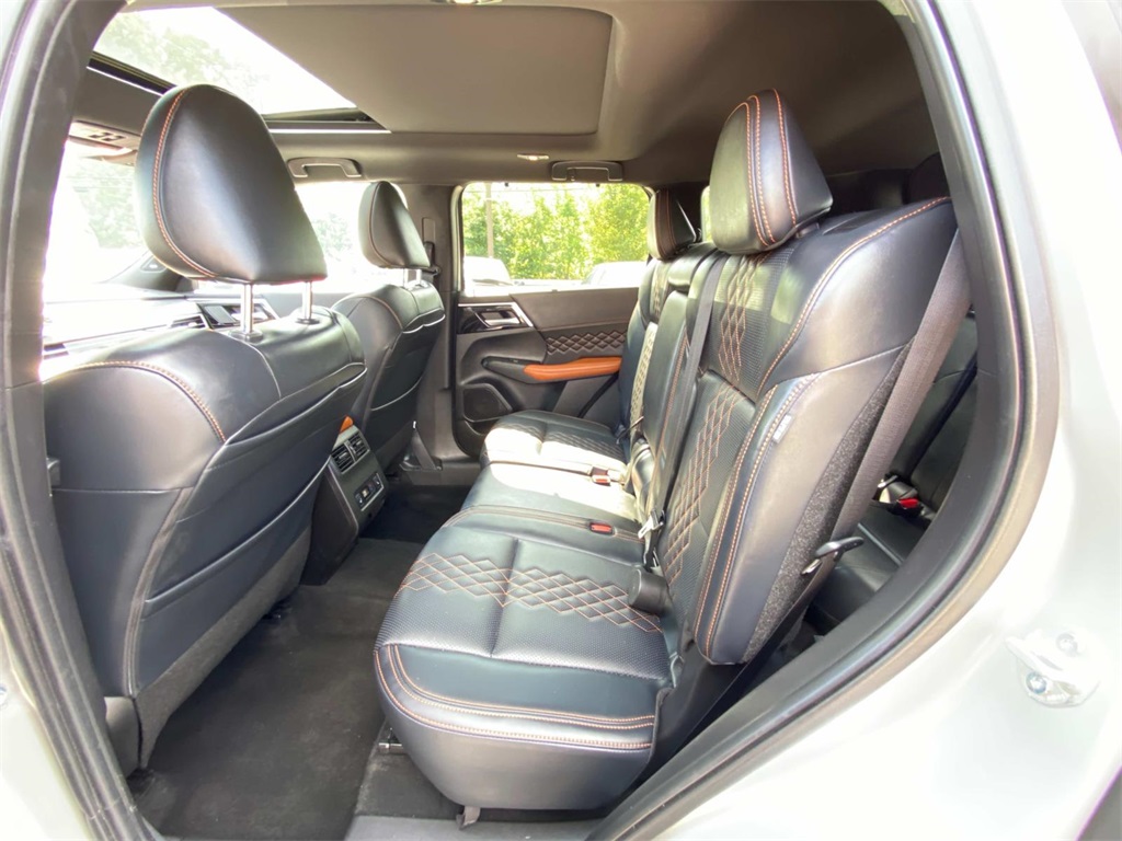 2024 Alloy Silver Metallic/Black Roof Mitsubishi Outlander SEL 4X4 SUV