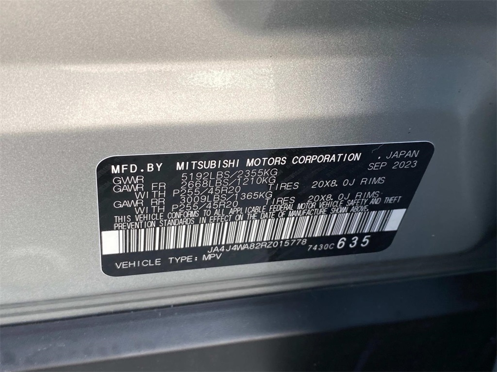 2024 Alloy Silver Metallic/Black Roof Mitsubishi Outlander SEL 4X4 SUV