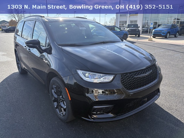 new 2026 Chrysler Pacifica Limited 4D Passenger Van