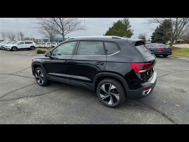 2024 Volkswagen Taos SE photo 4