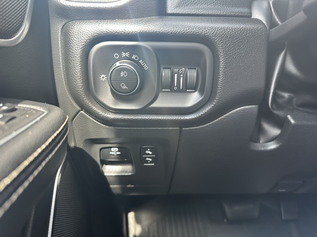 2023 Diamond Black Crystal Pearlcoat Ram 1500 Laramie 4X4 Truck