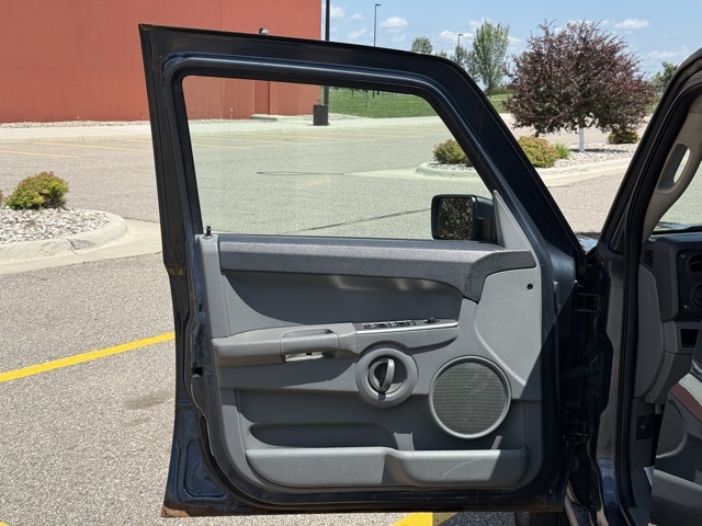 2006 Jeep Commander Base