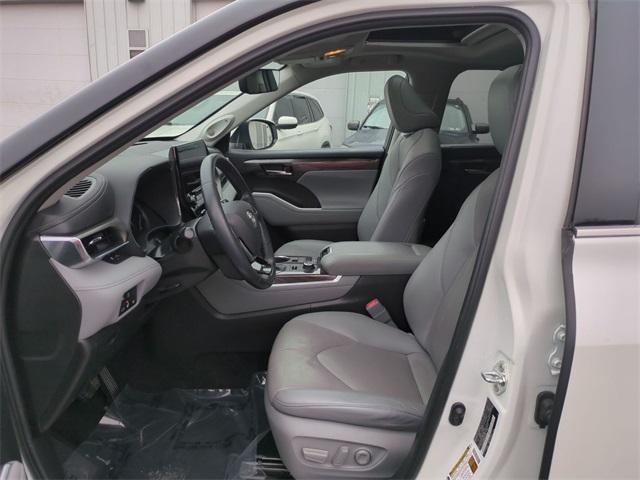 used 2021 Toyota Highlander car, priced at $34,811
