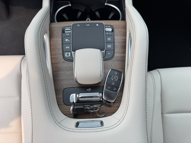 2025 Mercedes Benz GLS 450 4MATIC photo 16