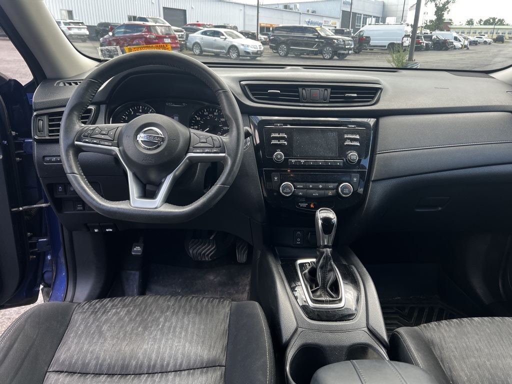 2017 Nissan Rogue SV photo 2