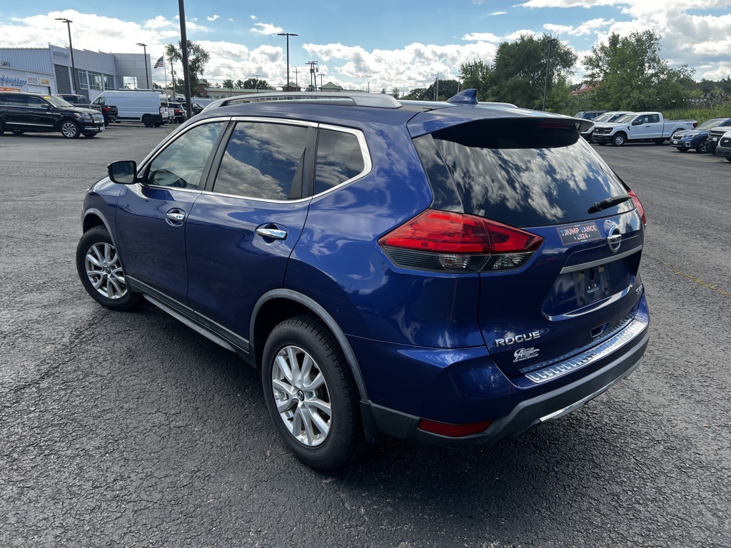 2017 Nissan Rogue SV photo 3