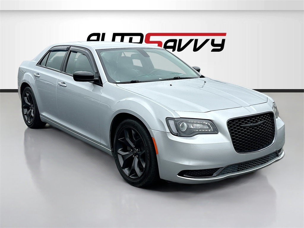 2021 Chrysler 300 Touring's photo